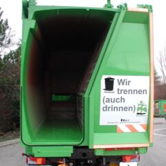 Teilweise geöffnetes Müllfahrzeug im Enzkreis